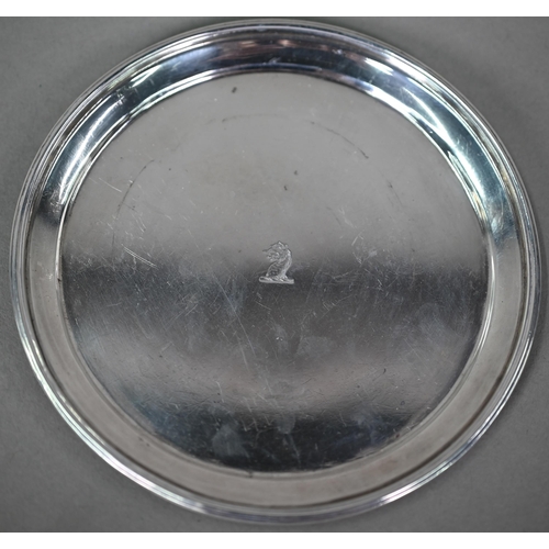 187 - A silver card salver with moulded rim, D. & J. Wellby, London 1915, 13cm diameter, to/w a pair o... 