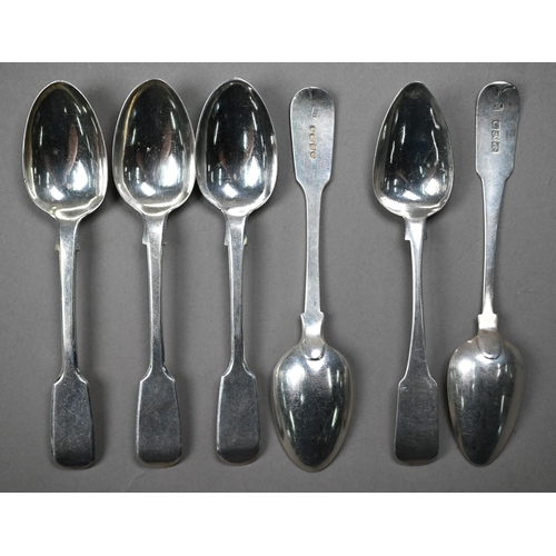 188 - Fifteen various Georgian and Victorian fiddle pattern silver teaspoons, 10.8oz