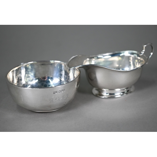 192 - A silver sauce boat with scroll handles, Sheffield 1923, to/w a plain bowl, Birmingham 1922 (2), 7.8... 