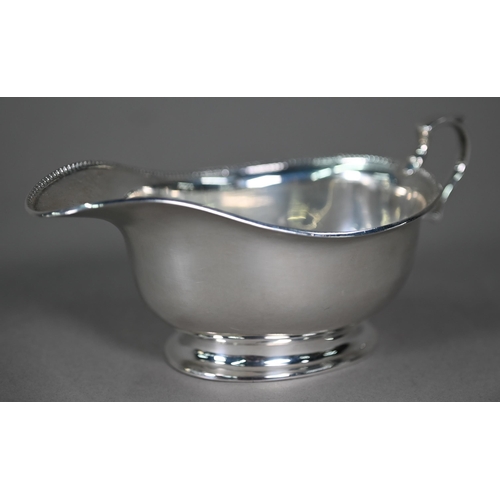 192 - A silver sauce boat with scroll handles, Sheffield 1923, to/w a plain bowl, Birmingham 1922 (2), 7.8... 