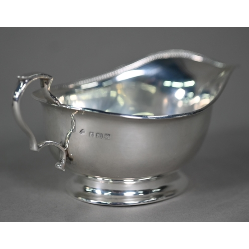 192 - A silver sauce boat with scroll handles, Sheffield 1923, to/w a plain bowl, Birmingham 1922 (2), 7.8... 