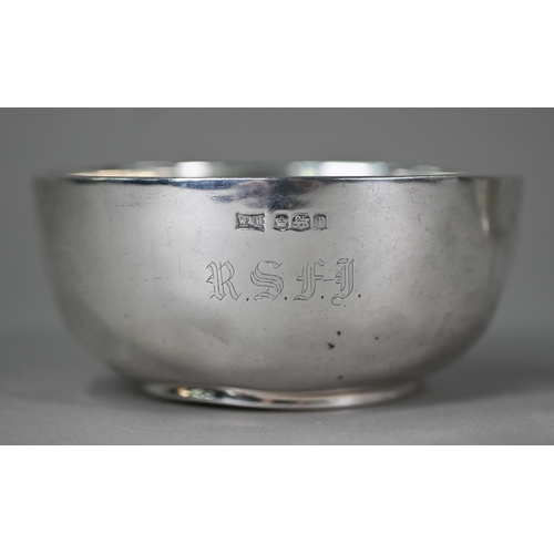 192 - A silver sauce boat with scroll handles, Sheffield 1923, to/w a plain bowl, Birmingham 1922 (2), 7.8... 