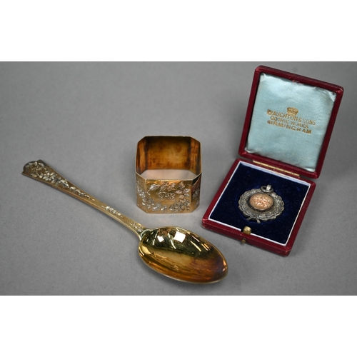 198 - A Victorian cased silver gilt Christening spoon and napkin ring with foliate engraved decoration, Wa... 