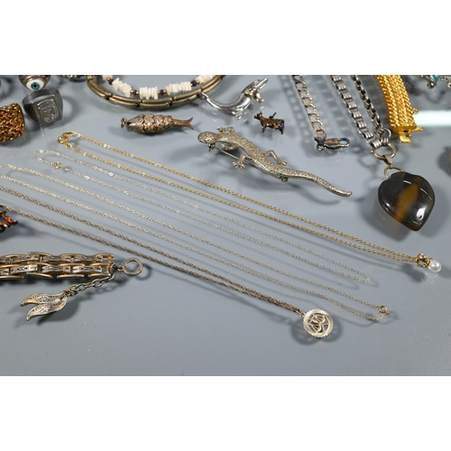 254 - A collection of vintage and modern costume jewellery including chains, necklaces, rings, brooches et... 