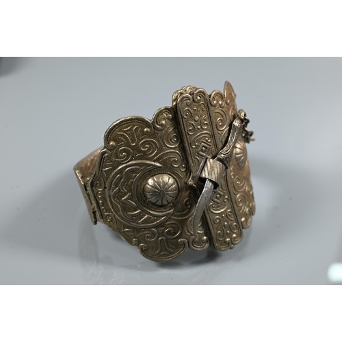 254 - A collection of vintage and modern costume jewellery including chains, necklaces, rings, brooches et... 