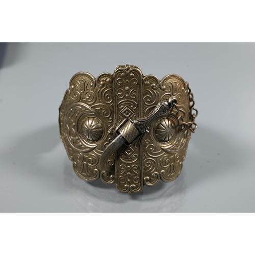 254 - A collection of vintage and modern costume jewellery including chains, necklaces, rings, brooches et... 