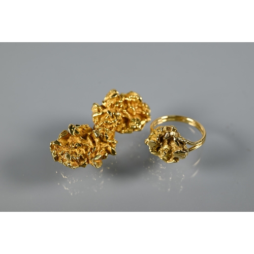 283 - John Donald (1928-2023) - A vintage 18ct yellow gold ring in the form of a gold nugget, makers mark ... 