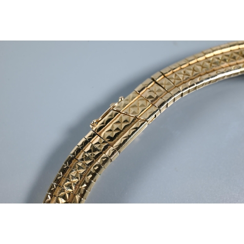 284 - A 9ct yellow gold flat collar necklace/choker with hatched decoration, concealed clasp, approx 51g, ... 