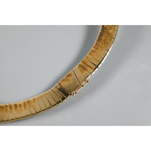 284 - A 9ct yellow gold flat collar necklace/choker with hatched decoration, concealed clasp, approx 51g, ... 