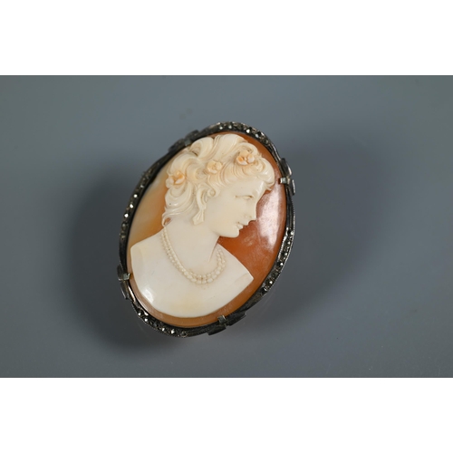 289 - A modern oval shell cameo brooch featuring female head, with 9ct yellow gold rope mount, 3 x 2.2 cm;... 