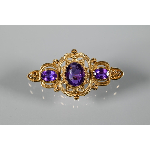 292 - A Victorian-style 9ct yellow gold brooch set with three oval amethysts in Gothic setting, 4 cm long,... 