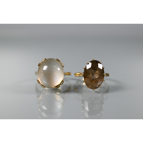 293 - A 9ct yellow gold ring set with single oval moonstone in claw setting, size N, 1.5 x 1.2 cm diam to/... 