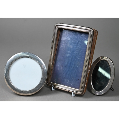 30 - A silver ring-box, nail-buffer, hand-mirror, toilet jar and three small photograph frames, to/w a Vi... 