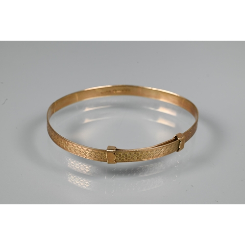 312 - A 9ct yellow gold expanding Christening bangle with engine turned decoration, size 6cm diam (max), a... 