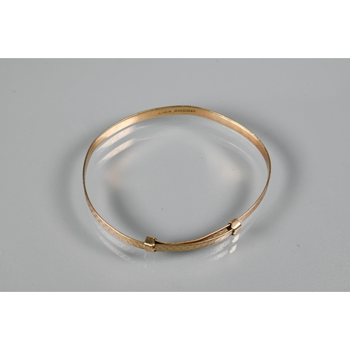 312 - A 9ct yellow gold expanding Christening bangle with engine turned decoration, size 6cm diam (max), a... 