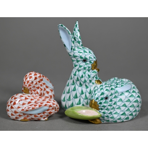 591 - A Herend red-scale group of two rabbits, 15 cm high to/w a smaller green-scale two rabbit group 8.5 ... 