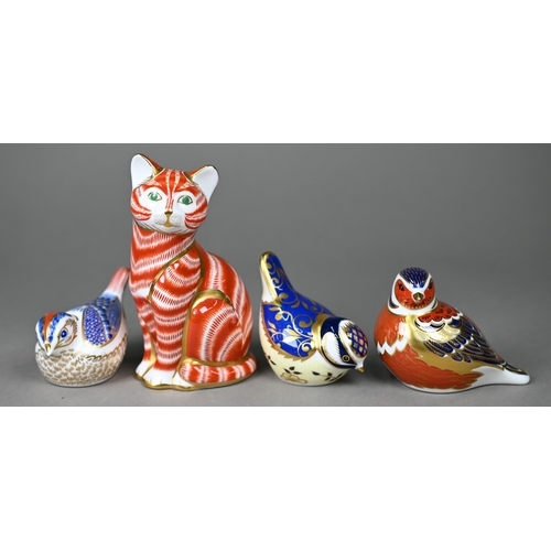 595 - A Royal Crown Derby Ginger cat, 13.5 cm to/w three birds (4)