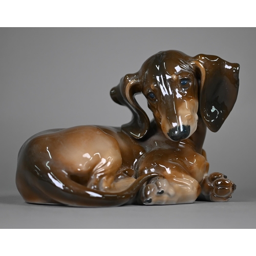 599 - A Rosenthal porcelain dachshund puppy modelled by Theodor Kärner, no 296, 15 cm high