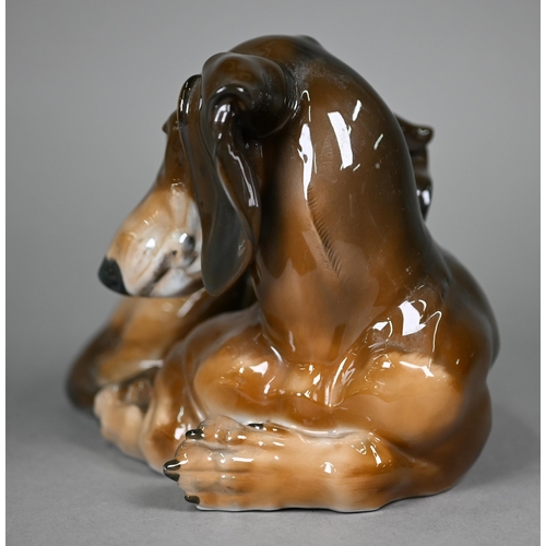 599 - A Rosenthal porcelain dachshund puppy modelled by Theodor Kärner, no 296, 15 cm high