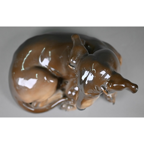 599 - A Rosenthal porcelain dachshund puppy modelled by Theodor Kärner, no 296, 15 cm high