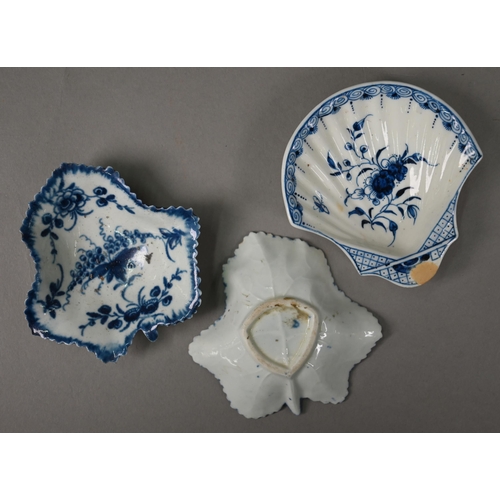 607 - A collection of First Period Worcester/Caughley blue and white porcelain including teapot (lacks lid... 