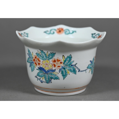 610 - An 18th century Chantilly porcelain cache-pot with polychrome enamel floral decoration in the Kakiem... 