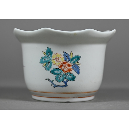 610 - An 18th century Chantilly porcelain cache-pot with polychrome enamel floral decoration in the Kakiem... 