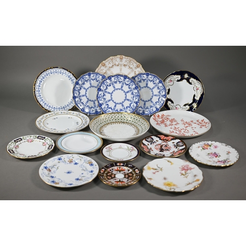 630 - Sixteen various Victorian and later Crown Derby plates to/w a Bloor Derby dish (17)