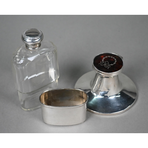 64 - An Edwardian cut glass hip flask with silver cover and detachable beaker, London 1906, to/w a capsta... 