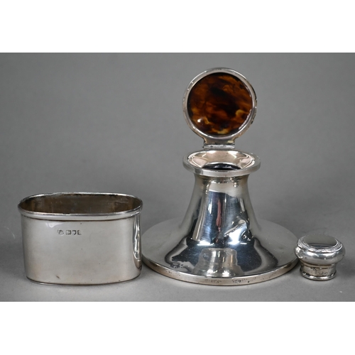 64 - An Edwardian cut glass hip flask with silver cover and detachable beaker, London 1906, to/w a capsta... 