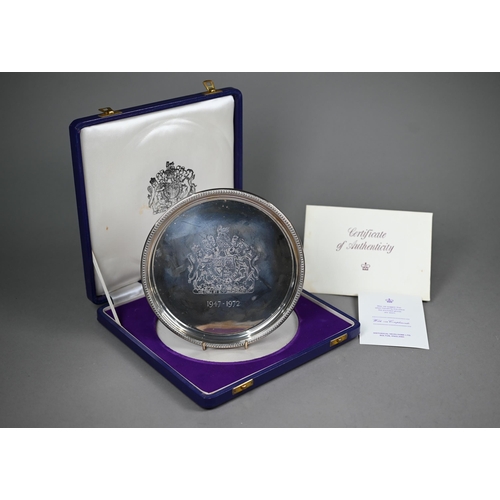 68 - A 1972 Silver Wedding commemorative salver, Historical Heirlooms Ltd, Birmingham 1972, 9.5oz, 20cm d... 