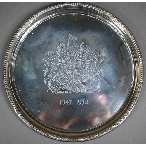 68 - A 1972 Silver Wedding commemorative salver, Historical Heirlooms Ltd, Birmingham 1972, 9.5oz, 20cm d... 