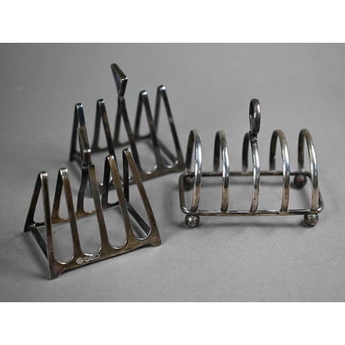 78 - A pair of Art Deco small four-division toast racks of triangular form, Walker & Hall, Sheffield ... 