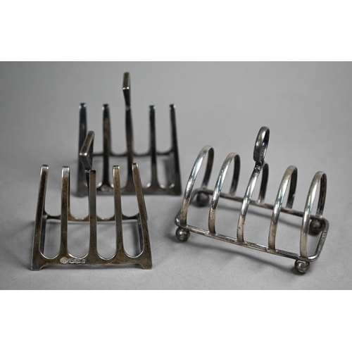 78 - A pair of Art Deco small four-division toast racks of triangular form, Walker & Hall, Sheffield ... 