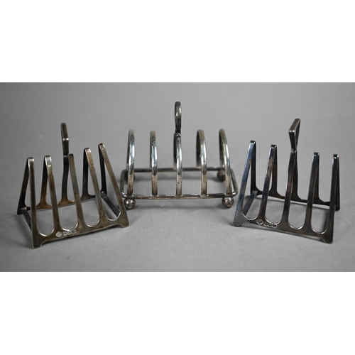 78 - A pair of Art Deco small four-division toast racks of triangular form, Walker & Hall, Sheffield ... 