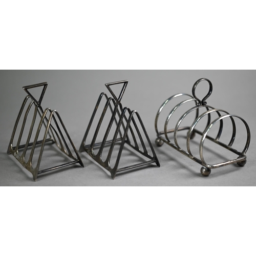 78 - A pair of Art Deco small four-division toast racks of triangular form, Walker & Hall, Sheffield ... 