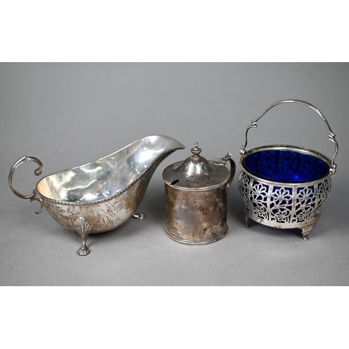 81 - An Edwardian silver sauce boat on shell feet, Birmingham 1905, to/w drum mustard with clear glass li... 