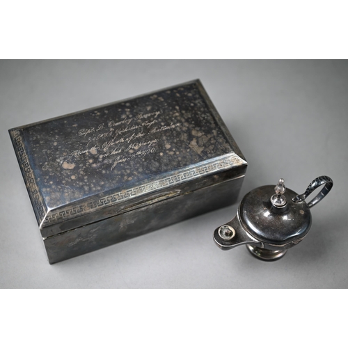 88 - A good quality silver cigarette box, Walker & Hall, Sheffield 1919, 16.5cm wide, to/w a small la... 