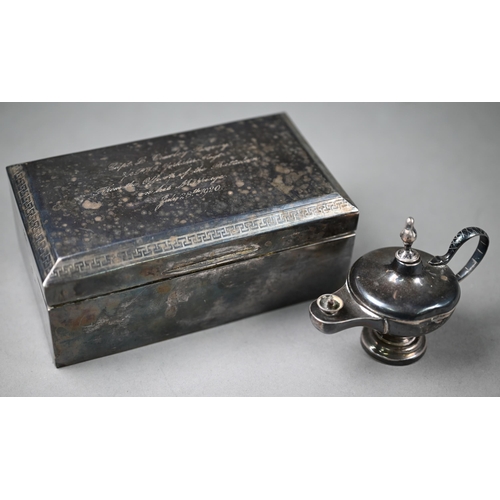 88 - A good quality silver cigarette box, Walker & Hall, Sheffield 1919, 16.5cm wide, to/w a small la... 