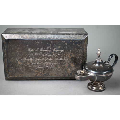 88 - A good quality silver cigarette box, Walker & Hall, Sheffield 1919, 16.5cm wide, to/w a small la... 