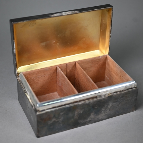 88 - A good quality silver cigarette box, Walker & Hall, Sheffield 1919, 16.5cm wide, to/w a small la... 