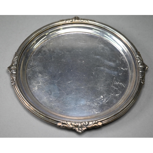 92 - A silver letter salver with scroll-embossed moulded rim, Robert Pringle & Sons, London 1918, 20.... 