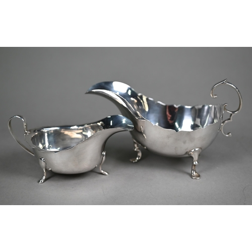 99 - An Edwardian silver sauce boat with scroll handle and pad feet, The Alexander Manufacturing Co Ltd, ... 