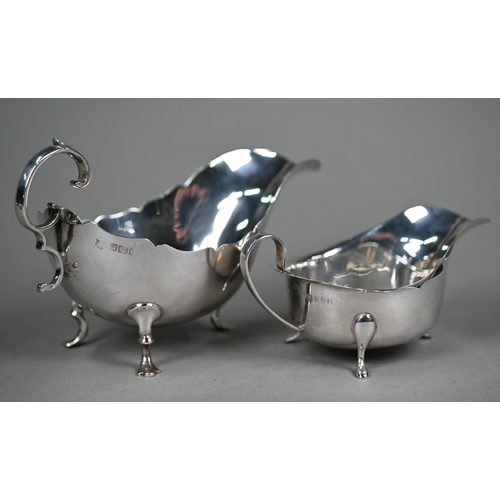 99 - An Edwardian silver sauce boat with scroll handle and pad feet, The Alexander Manufacturing Co Ltd, ... 