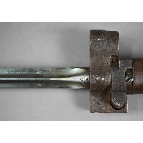 1061 - An antique needle bayonet with 52 cm Cruciform blade stamped 'M P', in steel scabbardPurchasers must... 