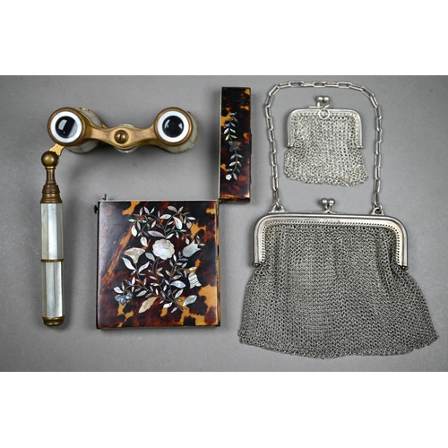 1080 - A silver mesh evening bag with matching coin-purse, London import 1915/16 to/w a tortoiseshell visit... 