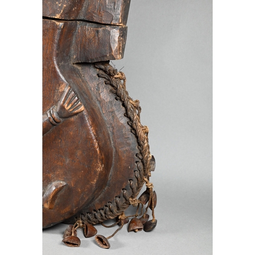 1113 - A 20th century West African carved hardwood Kuba box-purse and cover with carved figural decoration ... 