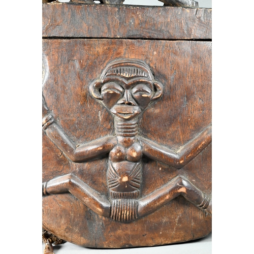 1113 - A 20th century West African carved hardwood Kuba box-purse and cover with carved figural decoration ... 