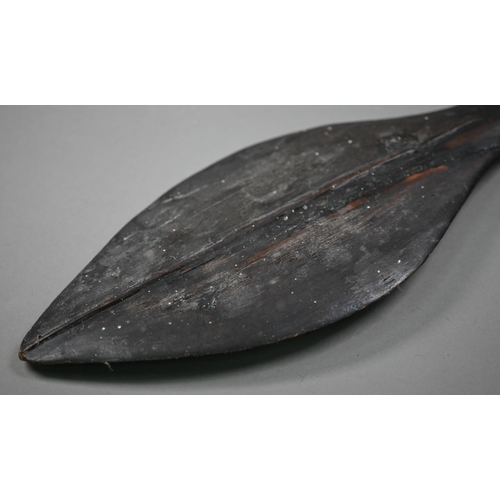 1118 - An antique Polynesian carved wood throwing club, the paddle-shaped head with raised midrib and with ... 