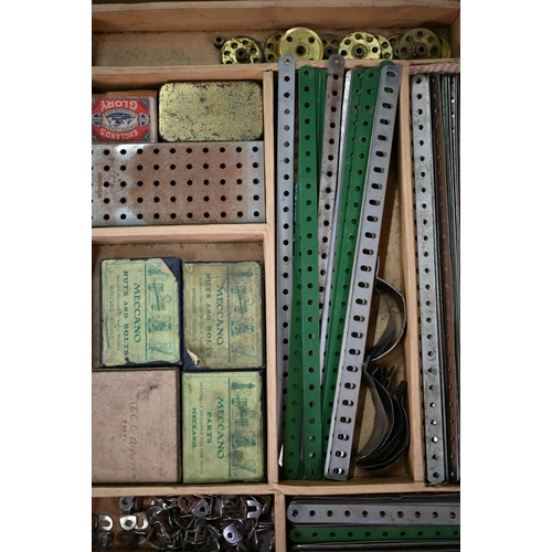 1190 - A boxed Meccano Set no 5 to/w a quantity of other meccano in two wooden boxes (3)